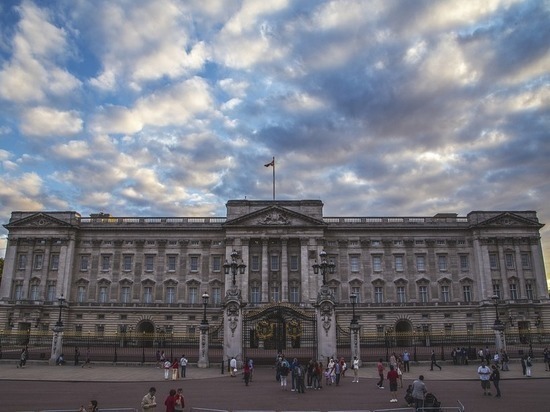 «Елизаветинка»: Букингемский дворец анонсировал выпуск джина с боярышником