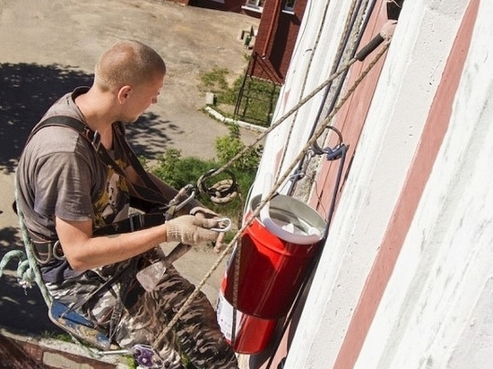 Стены панельных домов в Смоленске оккупируют верхолазы
