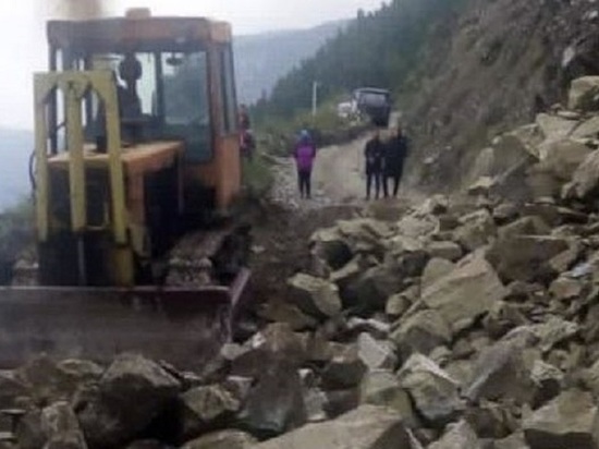 Оползень перекрыл дорогу на перевале Кату-Ярык в Республике Алтай