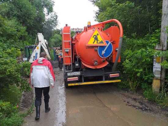 «Коммунальщики» устраняют последствия подтопления улицы Тупик реки Воронки в Туле