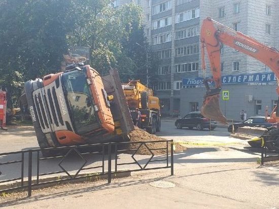 В Кирове провалился грузовик с песком