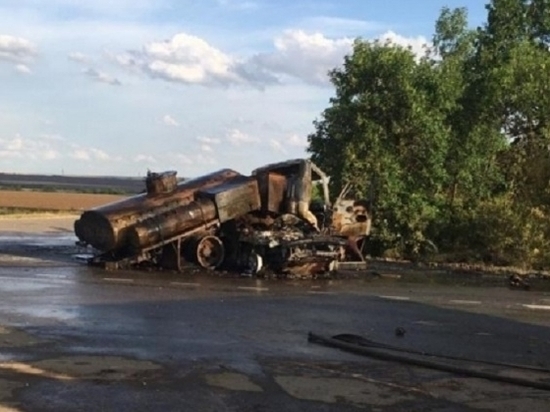 В Волгоградской области в аварии с бензовозом погиб водитель иномарки