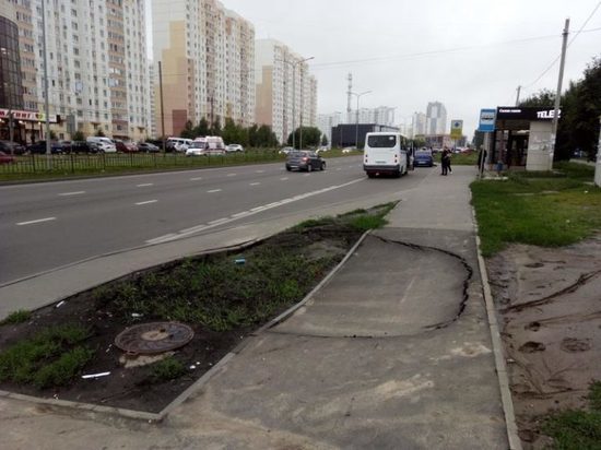 На проспекте Клыкова Курска от ливня просел тротуар