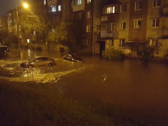 Из-за подтопления домов во время дождя в Иркутске эвакуировали жителей двух улиц