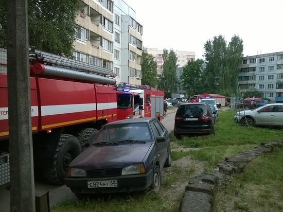 13 спасателей тушили пожар в квартире на Запсковье