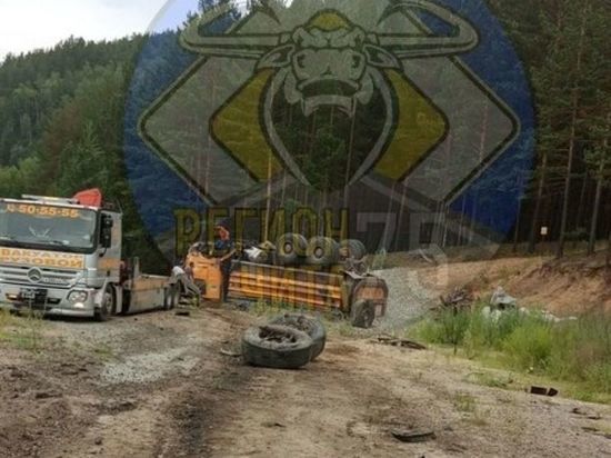 Грузовик перевернулся на трассе под Читой