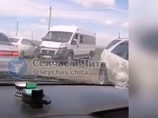 Водитель иномарки пострадал после столкновения с маршруткой в Чите