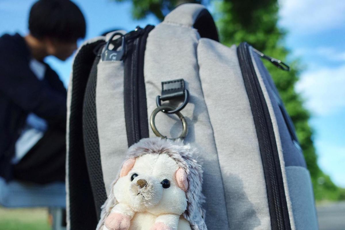 Грабитель и рюкзак. Ворует рюкзак. Украденный рюкзак. Украли рюкзак. Рюкзак на скамейке.