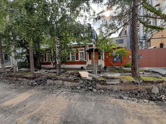 По заказу мэрии Екатеринбурга вскрыли экскаватором историческую мостовую около музея Мамина-Сибиряка