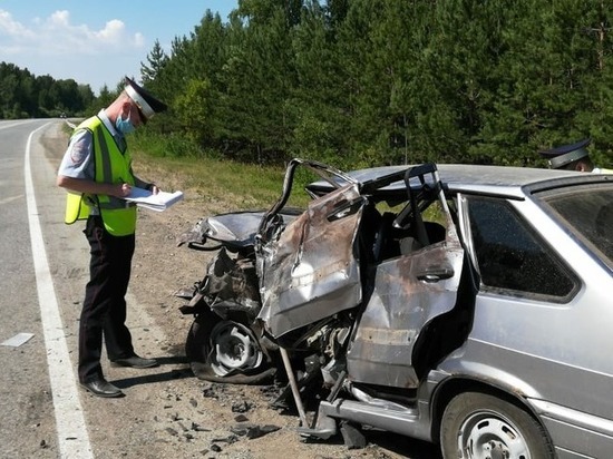 Скончался водитель ВАЗ-2114, залетевший под Вольво на свердловской трассе
