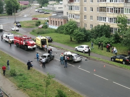 В Костроме на Речном проспекте произошло серьезное ДТП, есть пострадавшие