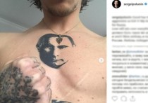 Танцовщик Сергей Полунин прокомментировал слухи о том, что он удалил татуировку с президентом Владимиром Путиным, которую набил на груди вскоре после получения российского паспорта в 2018 году