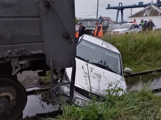 В Смоленской области легковушка столкнулась с локомотивом