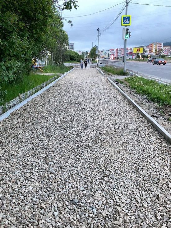 Главу Колымы возмутил тротуар без асфальта