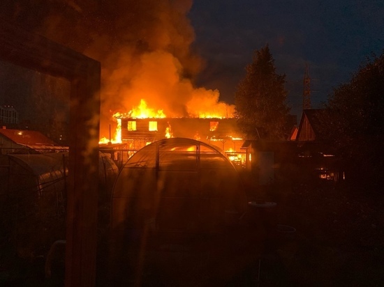 Все началось с громкого хлопка: частный дом сгорел в Новосибирске