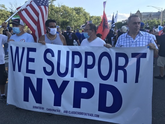 В Бруклине прошли митинги в поддержку NYPD