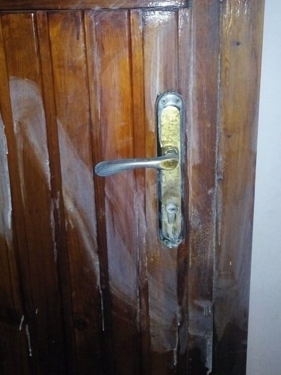 В Новом Уренгое уборщица испачкала дверь квартиры после вопросов о дезинфекции
