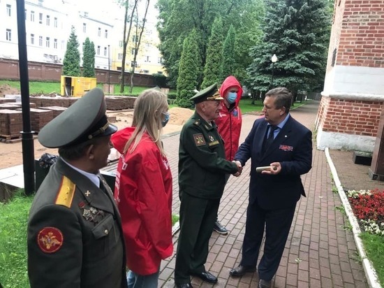 Волонтеры передали капсулу со смоленской землей, для закладки на мемориале в Московской области