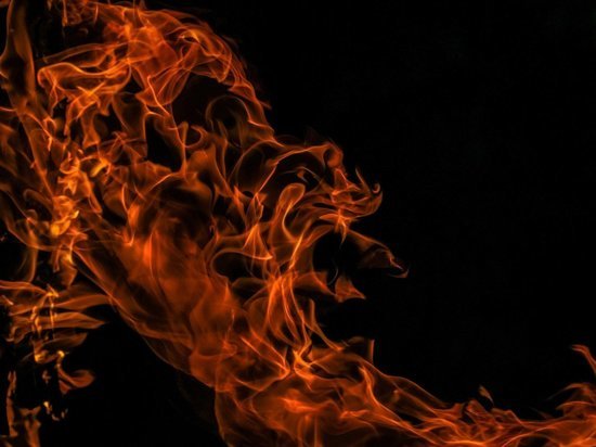 В Гагаринском районе вместе с бесхозным строением сгорела чья-то иномарка