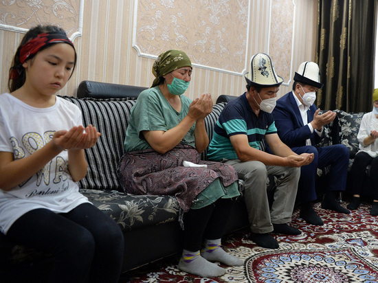 Президент Кыргызстана навестил семью студентки, которая скончалась помогая людям
