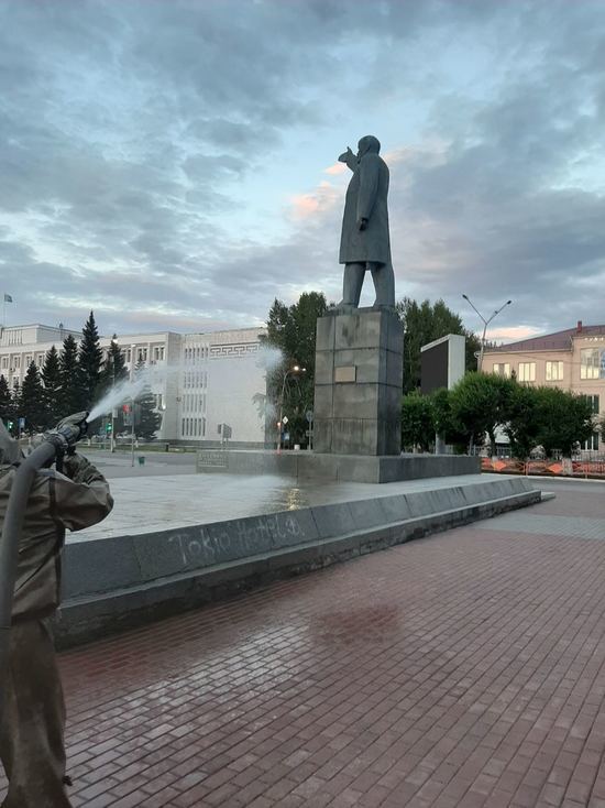 В столице Тувы продолжается дезинфекция скверов и площадей, жилых домов