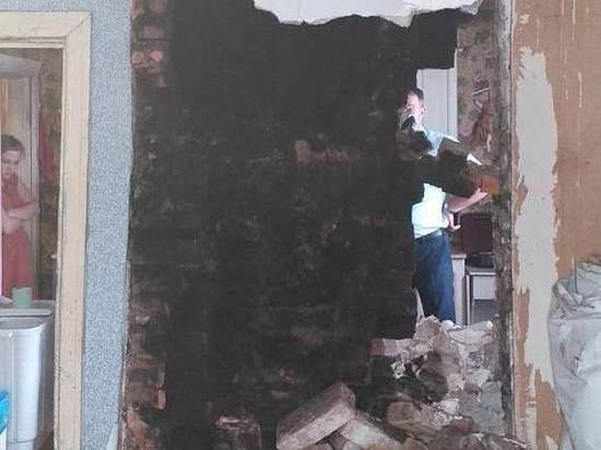 Очередной аварийный дом начал разрушаться в Хабаровске