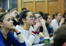 Минобрнауки рассматривает возможность увеличения размера студенческой стипендии до уровня МРОТ, заявили РИА Новости в ведомстве