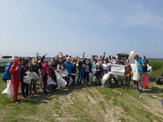 С берега сахалинского озера собрали больше сотни мешков мусора