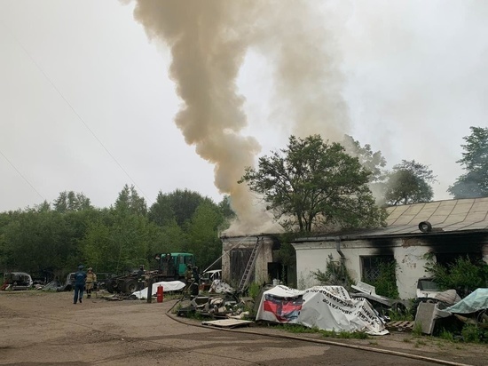В Хабаровске тушат загоревшийся автосервис