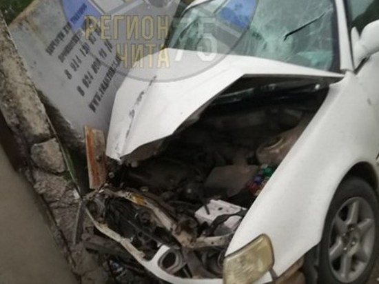 Двое пострадали во въехавшей в бетонный забор Toyota в Забайкалье