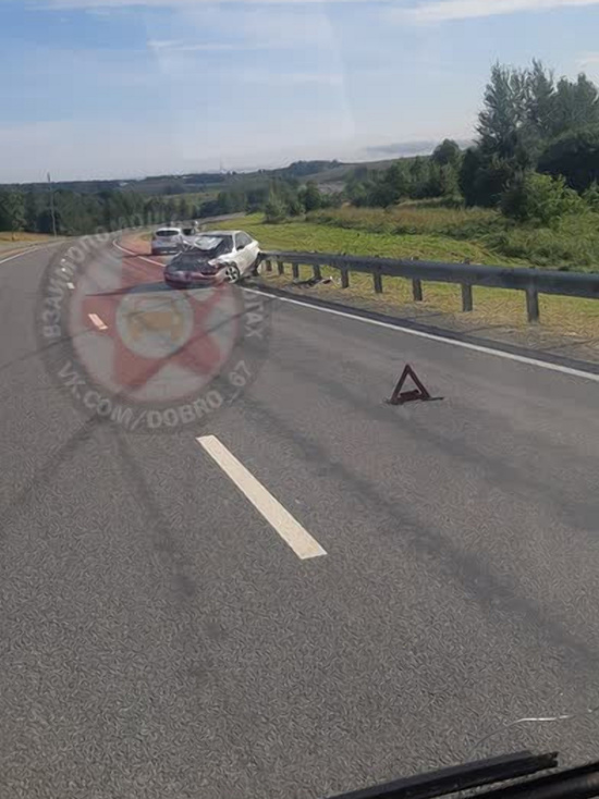 Под Смоленском лоб в лоб встретились две легковушки, машина сильно повреждена