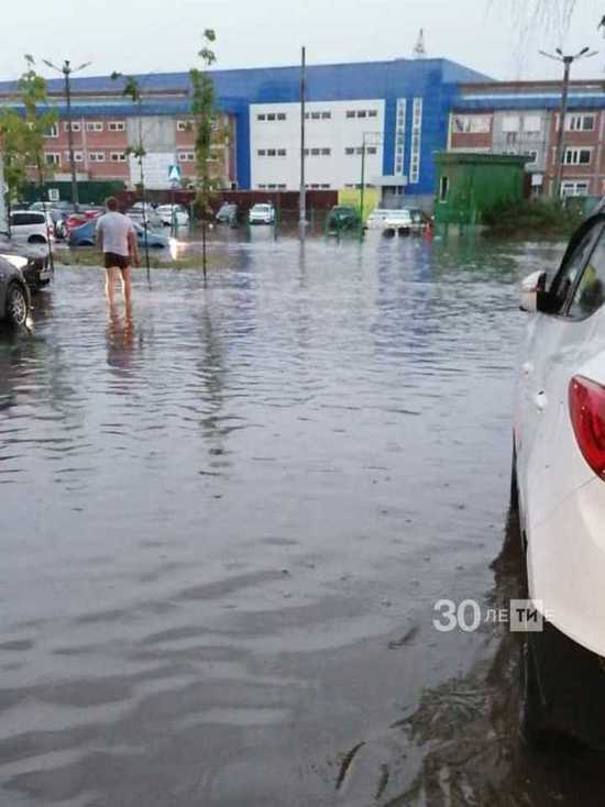 После дождя в Казани затопило улицы и дома