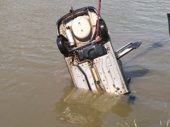 В Татарстане машина сорвалась с обрыва и упала в реку, водитель утонул