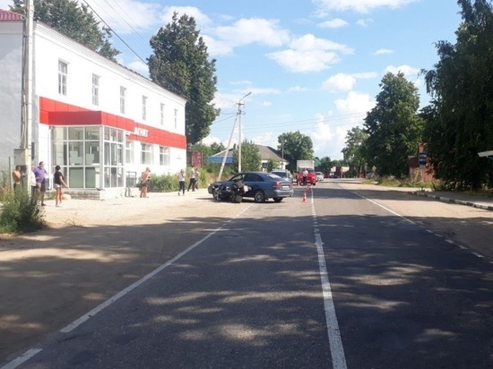 Мотоциклист врезался в «Мазду» на дороге Псков-Сланцы