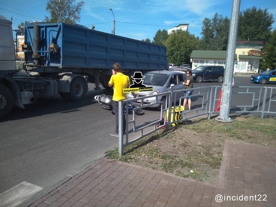 Жительница Барнаула случайно поработала на доставку еды, "прокатив" курьера на капоте