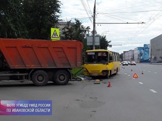 В Иванове КАМАЗ столкнулся с пассажирским автобусом