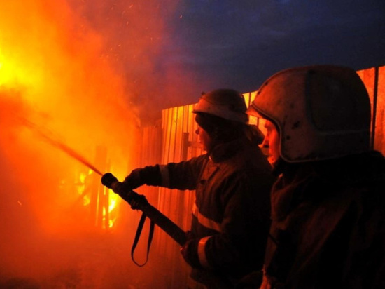 В Новосибирске полностью выгорел жилой дом