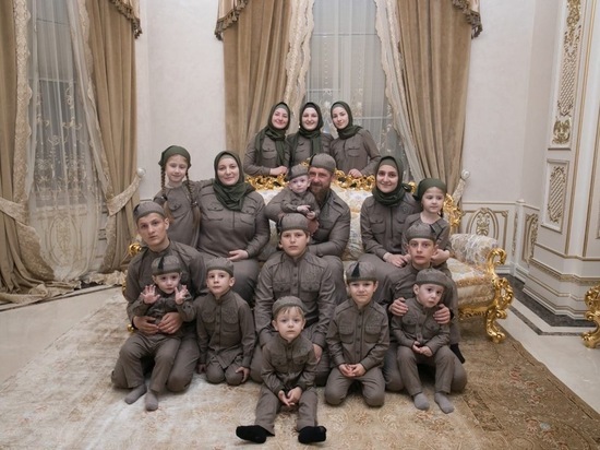 Глава Чечни показал госсекретарю США Майку Помпео большой ствол и своих детей