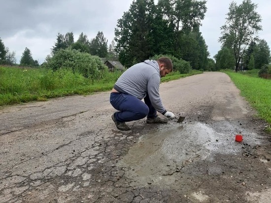 В Тверской области депутат собственноручно заделал ямы на дороге