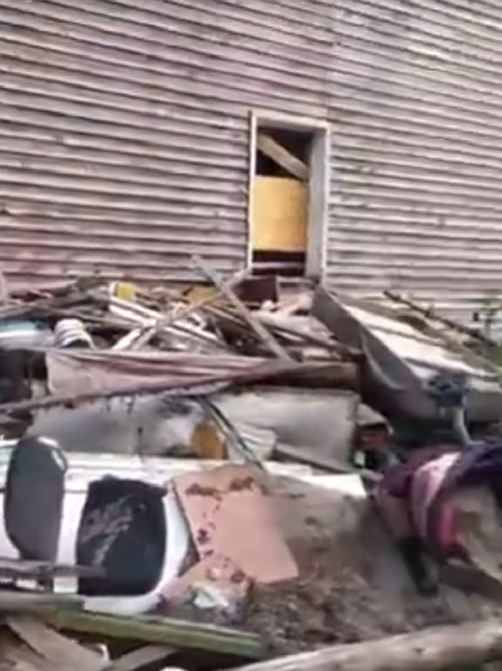 Жители Ноябрьска устроили огромную свалку у расселенного общежития