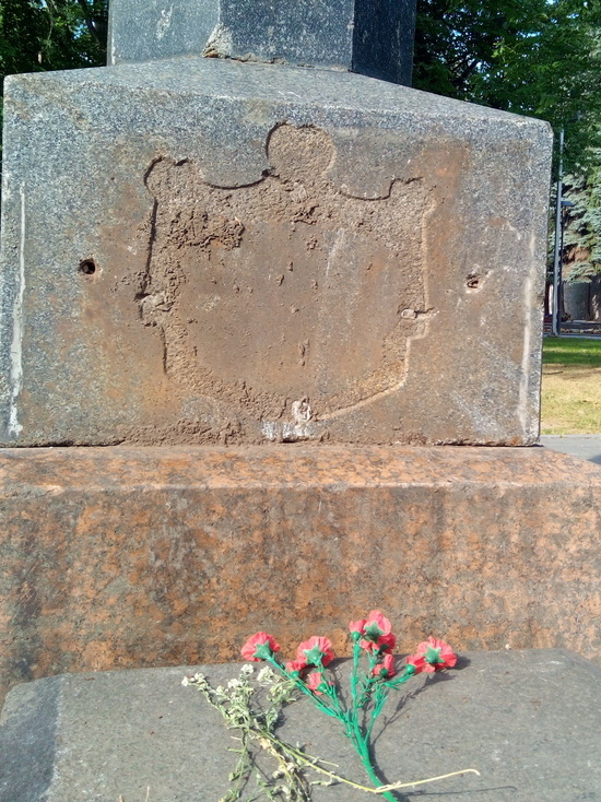 Псковские коммунисты возмущены вандализмом на могиле Поземского