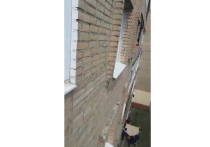 Острый слух и ловкие руки работников одной из управляющих компаний в Подольске помогли спасти от смерти четырехлетнего мальчика, который выпал из окна многоэтажки на улице Ульяновых