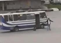 Житель Луцка разместил на своей странице в Facebook видео задержания Максима Кривоша, который более 12 часов удерживал заложников в автобусе