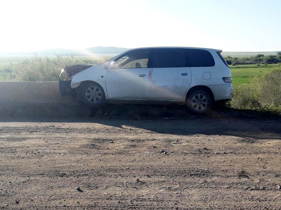 В Бурятии молодой водитель врезался в бетонное ограждение