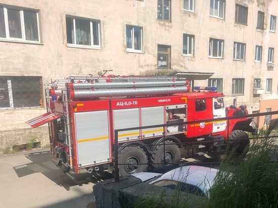 Пожарные спасли двух человек из горящей квартиры в Магадане