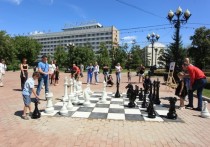 В сквере Кирова в Иркутске открыли гигантскую шахматную доску