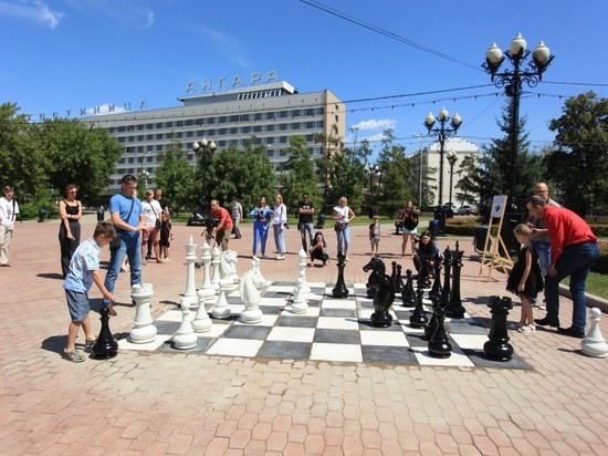 Первыми в большие шахматы сыграли дети