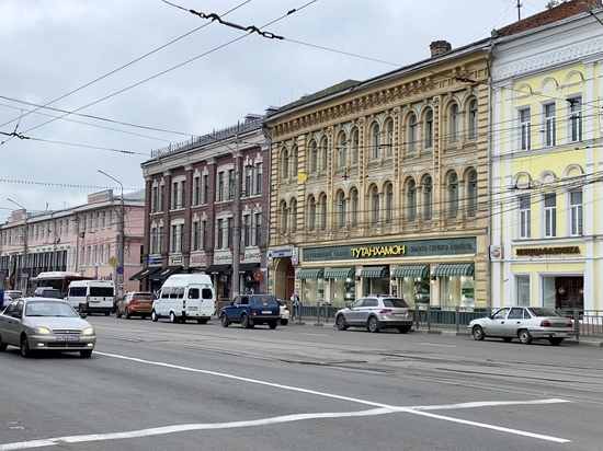 Почему не меняют цветные вывески в центре Тулы