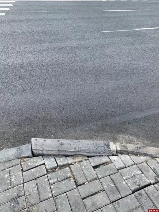 Новый тротуар на Рижском проспекте в Пскове уже рушится