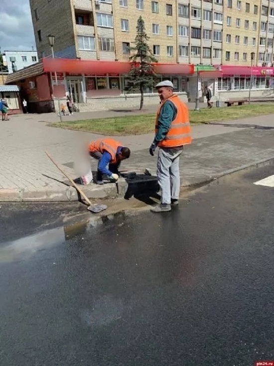 Разрушающийся тротуар на Рижском в Пскове начали ремонтировать